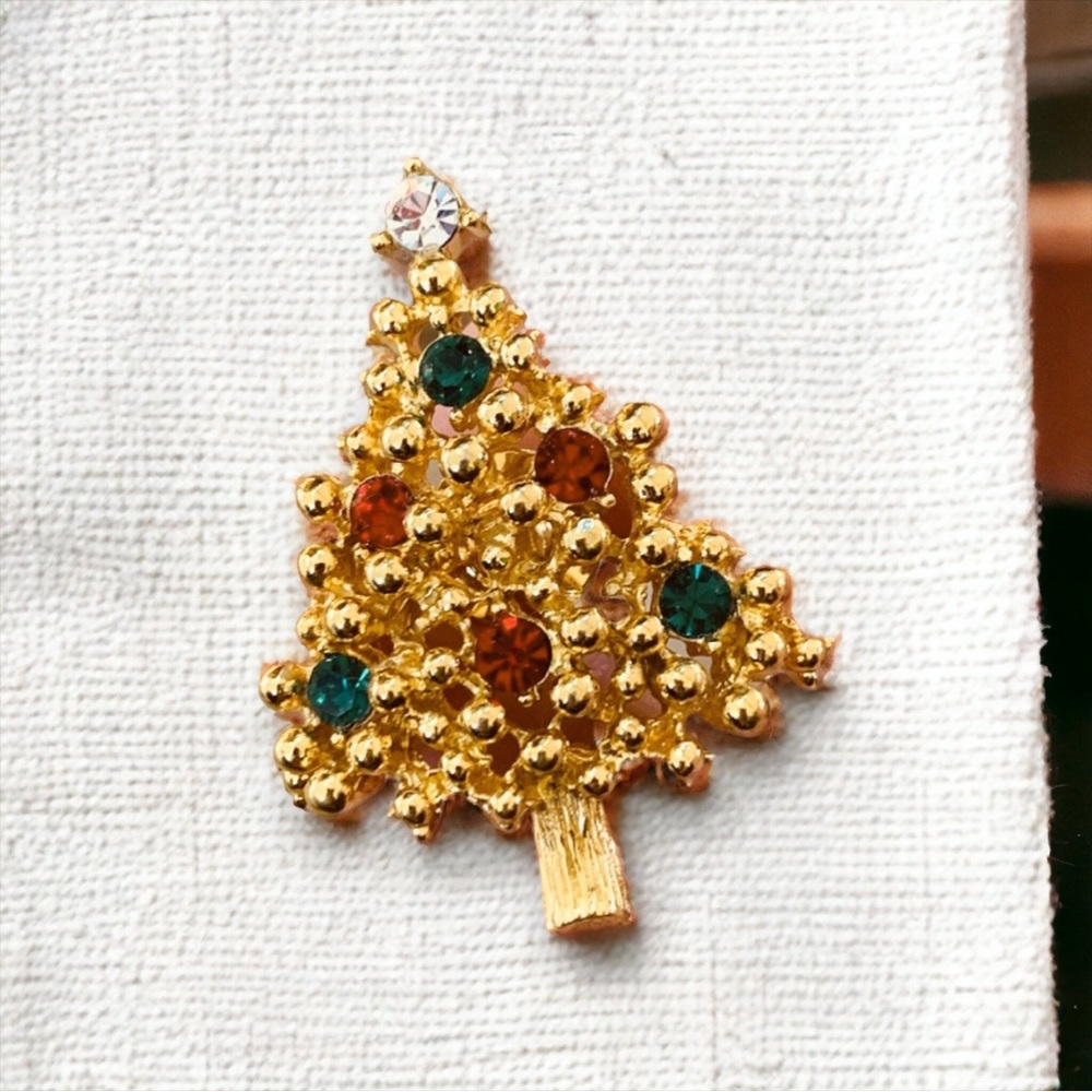 Vintage Christmas Tree Rhinestone Gold Tone Holiday Retro Gift Brooch Lapel Pin
